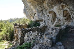 grotto and megalith / grotte sur le Causse
