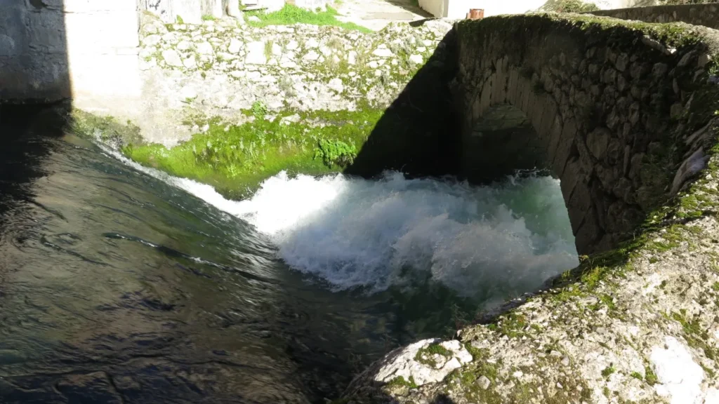 l'écoulement de la fontaine